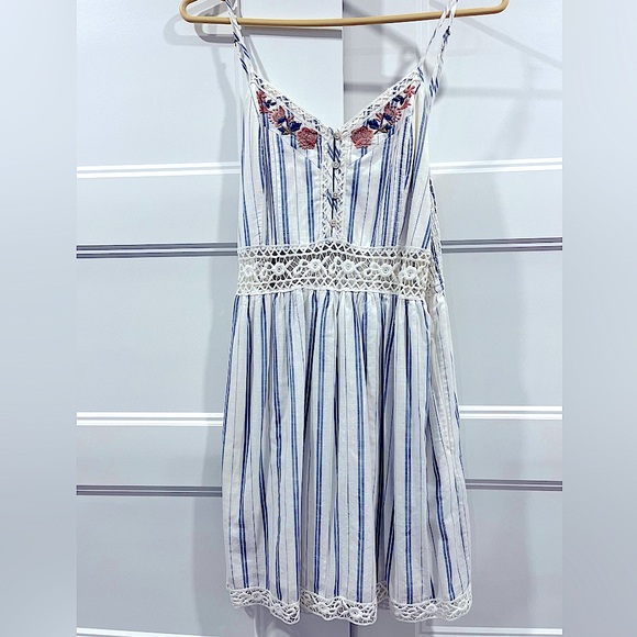 Abercrombie & Fitch White and blue light dress with embroidered details - Picture 1 of 9